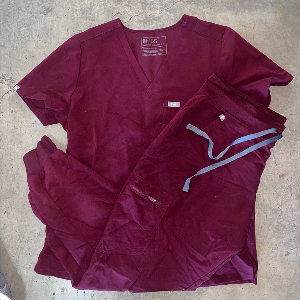 Figs medium Catarina one pocket top & large joggers